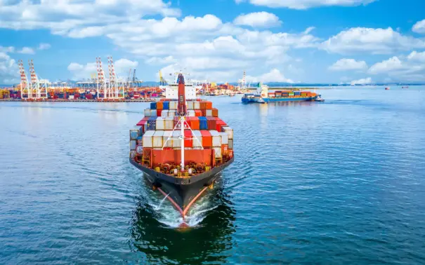 Un buque de carga en el puerto con varios contenedores, simbolizando el aumento de las exportaciones y la diversificación del sector pecuario brasileño ante el tarifazo.