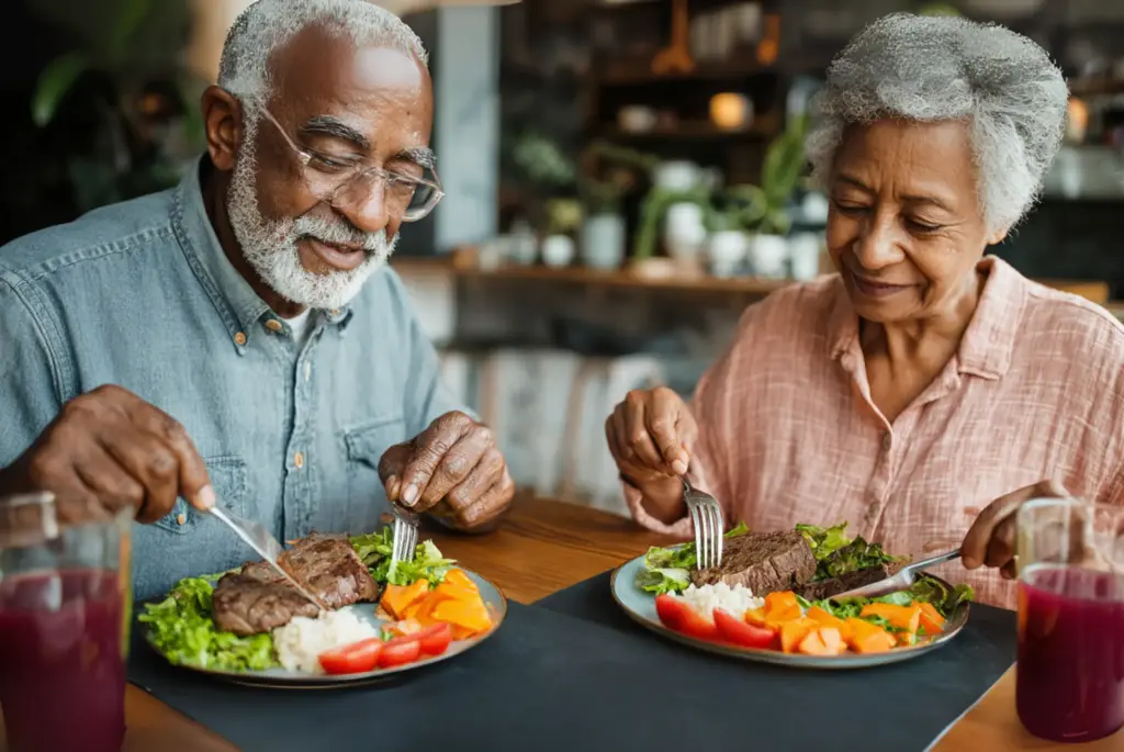 Personas mayores disfrutando de una comida saludable, rica en proteínas, ideal para el mantenimiento de la masa muscular en la tercera edad.