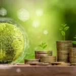 Monedas de dinero con pequeñas plantas creciendo, simbolizando el uso de créditos de carbono para la sostenibilidad y la economía verde.