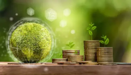 Monedas de dinero con pequeñas plantas creciendo, simbolizando el uso de créditos de carbono para la sostenibilidad y la economía verde.