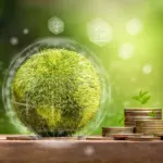 Moedas de dinheiro com pequenas plantas crescendo, simbolizando o uso de créditos de carbono para sustentabilidade e economia verde.