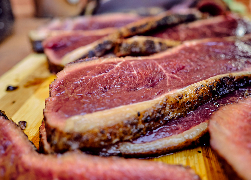 Carne perfeitamente cozida e selada em sua parte externa, exibindo uma textura suculenta e de alta qualidade