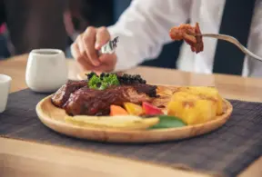 Prato delicioso com carne bovina, acompanhamentos variados e uma refeição saudável que contribui para a saúde óssea e combate à osteoporose.