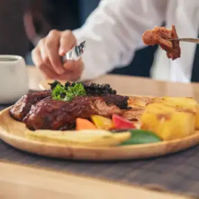 Prato delicioso com carne bovina, acompanhamentos variados e uma refeição saudável que contribui para a saúde óssea e combate à osteoporose.