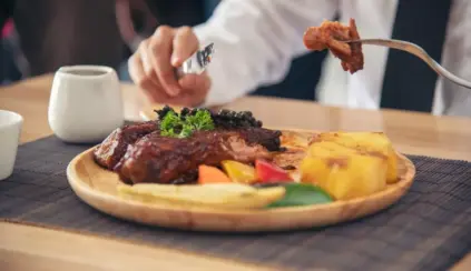 Prato delicioso com carne bovina, acompanhamentos variados e uma refeição saudável que contribui para a saúde óssea e combate à osteoporose.