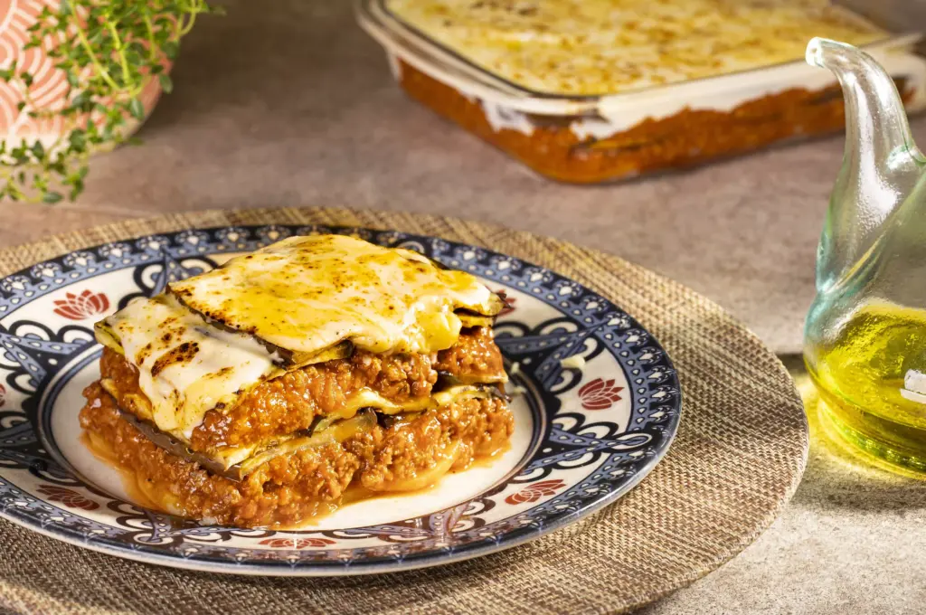 Receita de lasanha de carne magra com molho de tomate, queijo e vegetais, ideal para quem busca opções saudáveis e saborosas para uma alimentação equilibrada.