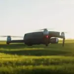 Drone sobrevoando campo de pastagem com gado, mostrando a aplicação de tecnologia na gestão de lavouras para otimizar a produção e monitorar a saúde do ecossistema.