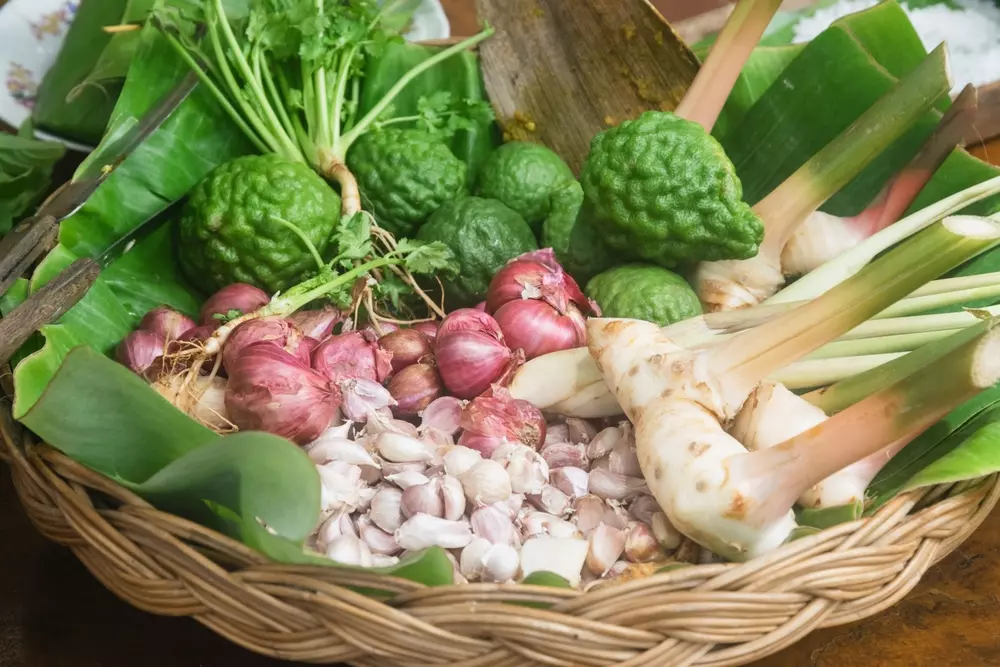 Variedade de ingredientes naturais como cebola, alho, gengibre, e ervas, essenciais para marinadas, temperos e aromatizar pratos de forma saudável e saborosa.