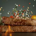 Carne suculenta sendo temperada com pimenta e especiarias para marinada deliciosa, ideal para preparar pratos saborosos na cozinha.