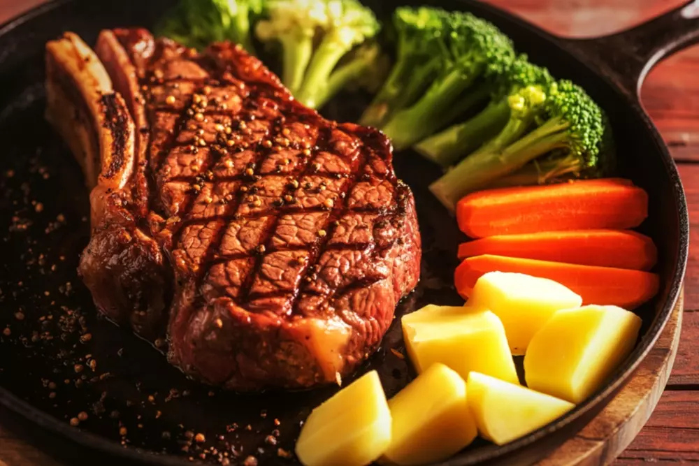 Carne com legumes, incluindo batatas, cenoura, brócolis e alho