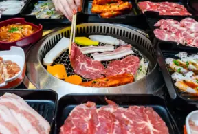 Carne bovina brasileira sendo consumida por clientes no restaurante no Japão, com diversas opções de cortes de carne na churrasqueira