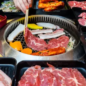 Carne bovina brasileira sendo consumida por clientes no restaurante no Japão, com diversas opções de cortes de carne na churrasqueira