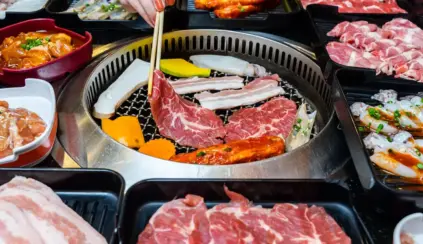 Carne bovina brasileira sendo consumida por clientes no restaurante no Japão, com diversas opções de cortes de carne na churrasqueira