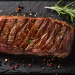 Bife de carne suculento e grelhado, fontes de vitamina B12 e comida saudável.