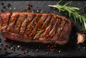 Bife de carne suculento e grelhado, fontes de vitamina B12 e comida saudável.