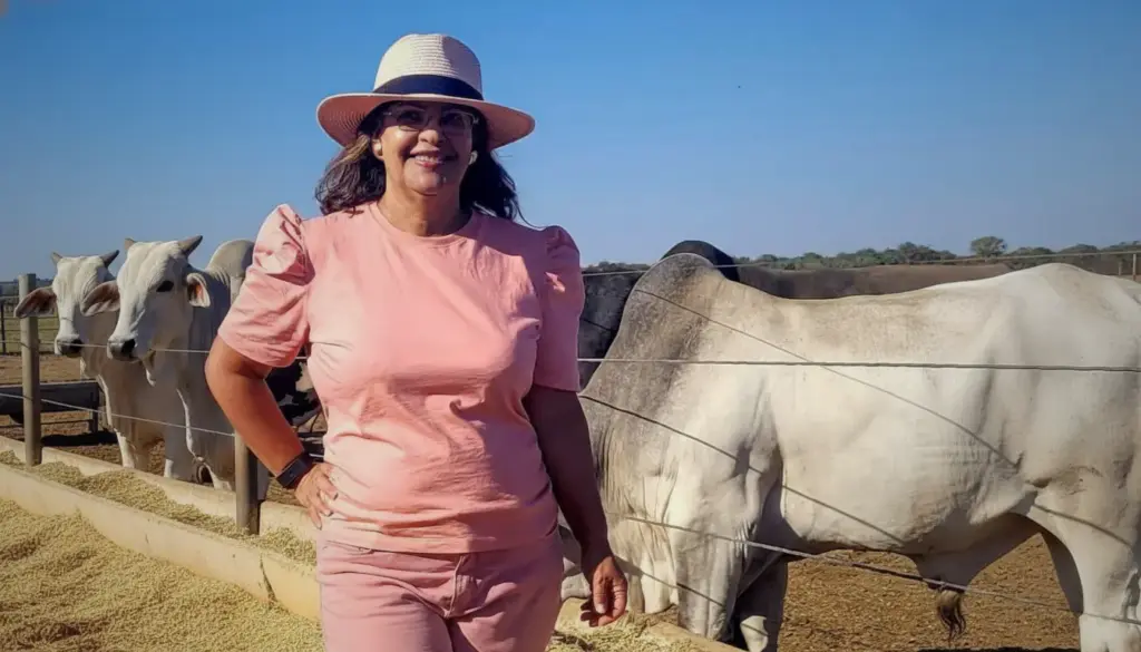 Dona Luzanir, representando mulheres na pecuária, vestida com roupa rosa e chapéu