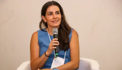 Luciana Haddad, falando com entusiasmo durante evento relacionado ao setor de agronegócio, destacando o papel das mulheres na atividade pecuária.