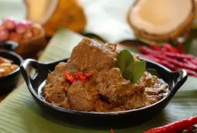 Carne bovina na Indonésia servida em prato tradicional, acompanhada de especiarias e ingredientes típicos da culinária local