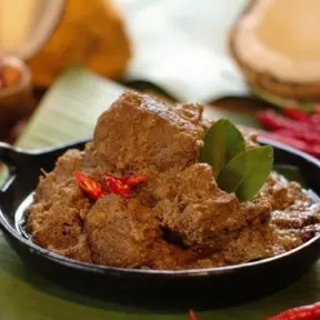 Carne bovina na Indonésia servida em prato tradicional, acompanhada de especiarias e ingredientes típicos da culinária local