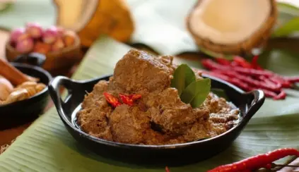 Carne bovina na Indonésia servida em prato tradicional, acompanhada de especiarias e ingredientes típicos da culinária local