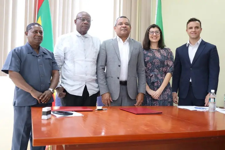 Reunião de empresários e autoridades do mercado de carne no Caribe, promovendo parcerias internacionais e desenvolvimento do setor na região.