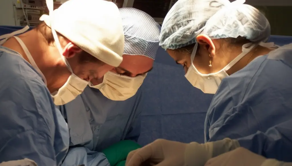 Equipe de cirurgiões realizando uma cirurgia especializada, com foco na expertise de Luciana Haddad em procedimentos cirúrgicos