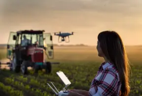 Mulher controlando drones na fazenda com uso de IA na pecuária