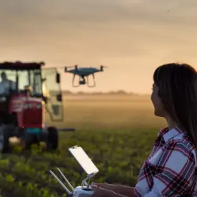 Mulher controlando drones na fazenda com uso de IA na pecuária