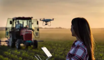 Mulher controlando drones na fazenda com uso de IA na pecuária