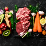 Alimentos frescos para nutrição e ciência: carnes, frutas e vegetais como cenoura, beterraba, tomate, alho, laranja, limão, kiwi e ervas