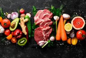 Alimentos frescos para nutrição e ciência: carnes, frutas e vegetais como cenoura, beterraba, tomate, alho, laranja, limão, kiwi e ervas