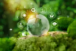 Ilustração de sustentabilidade com a Terra em destaque sobre um solo verde e ícones ambientais e energéticos, como reciclagem, energia solar e redução de CO2