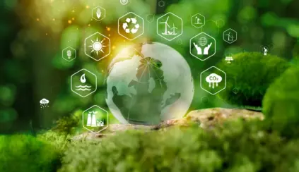 Ilustração de sustentabilidade com a Terra em destaque sobre um solo verde e ícones ambientais e energéticos, como reciclagem, energia solar e redução de CO2