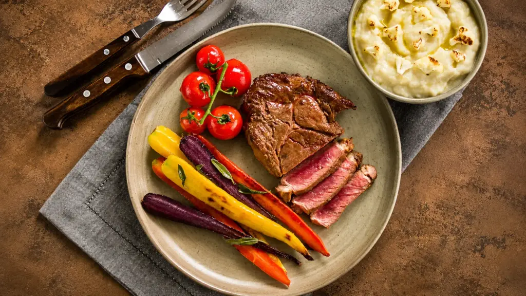Prato com carne vermelha fatiada; tema sobre pressão alta comer carne vermelha.