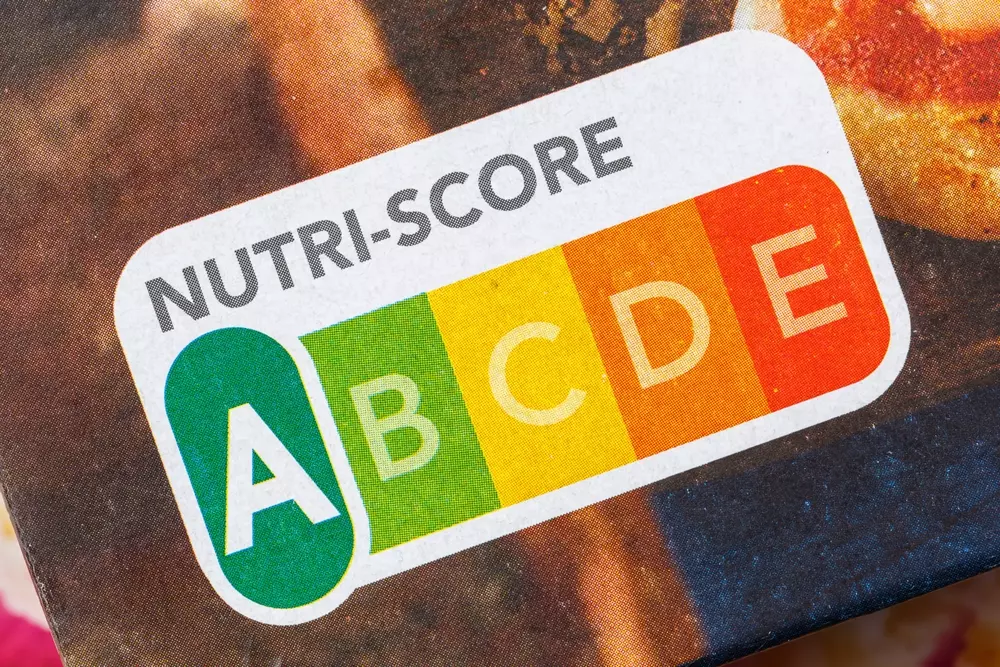 Etiqueta de avaliação Nutri-Score indicando A, B, C, D e E, com destaque na classificação A, mostrando a qualidade nutricional de alimentos.