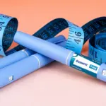 Fundo claro com seringas e frascos simulados de Ozempic e fitas métricas com números, sugerindo tratamento com glp-1 e controle de peso por dosagem.