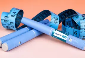 Fundo claro com seringas e frascos simulados de Ozempic e fitas métricas com números, sugerindo tratamento com glp-1 e controle de peso por dosagem.