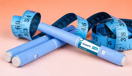 Fundo claro com seringas e frascos simulados de Ozempic e fitas métricas com números, sugerindo tratamento com glp-1 e controle de peso por dosagem.