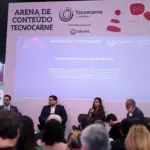 Palestra em evento Tecnocarnes com telão exibindo “Arena de Conteúdo Tecnocarn(e)” e tema de tendências e perspectivas do mercado da carne, com participantes sentados