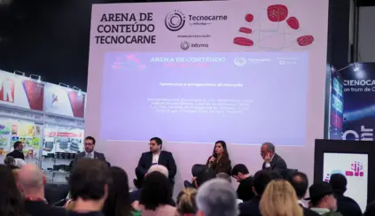 Palestra em evento Tecnocarnes com telão exibindo “Arena de Conteúdo Tecnocarn(e)” e tema de tendências e perspectivas do mercado da carne, com participantes sentados