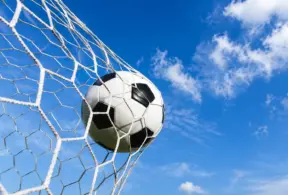 imagem que remete à dieta dos jogadores de futebol e ao preparo para partidas