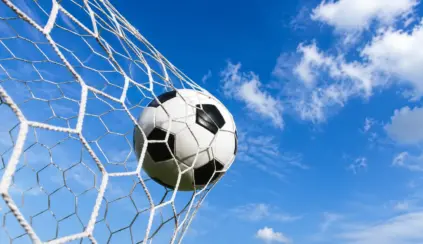 imagem que remete à dieta dos jogadores de futebol e ao preparo para partidas