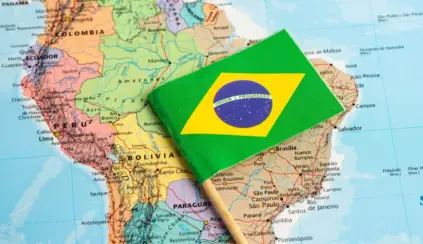 Bandeira do Brasil sobre mapa da América do Sul, com estados e países ao fundo; referência para tema de CBAM e carne brasileira.